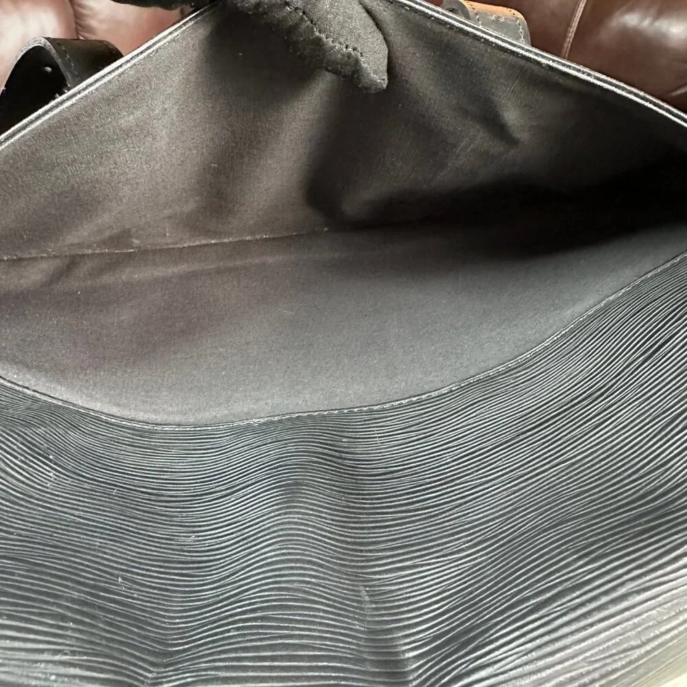 Authentic Louis Vuitton Segur Epi Leather Shoulder Bag - Picture 14 of 16